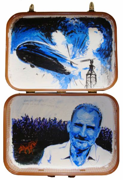 Kunstobjekt von Rudolf E. Mitter – bemalter Koffer, innen: Porträt in Blau, Wolf und brennende Hindenburg, surreale Reisemetapher
